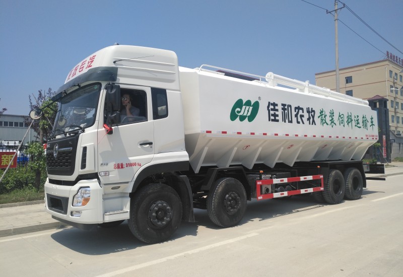 液壓散裝飼料車(chē)是怎么操作的？要注意哪些事項(xiàng)？